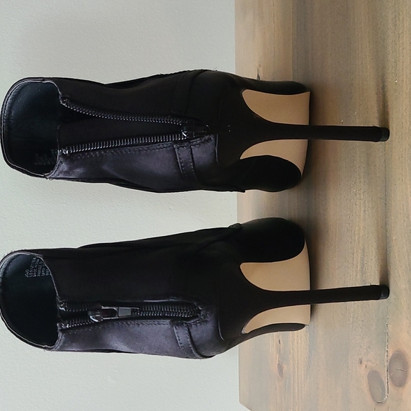 New no Box. Shoe Dazzle Jojo Peep Toe Bootie. Size 9. - Picture 3 of 5